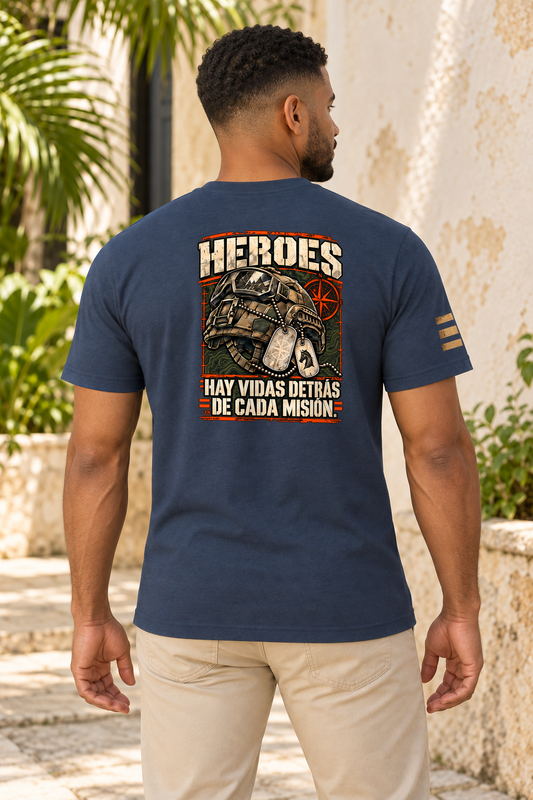 Mockup ilustrativo con modelo de IA: RIENDAS Héroes 001 | Hay vidas detrás de cada misión | Hombre, color Midnight Navy, vista de espalda con estampado original.