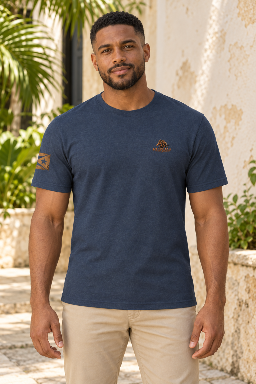 Mockup ilustrativo con modelo de IA: RIENDAS Héroes 001 | Hay vidas detrás de cada misión | Hombre, vista frontal con logo RIENDAS pequeño en pecho izquierdo.