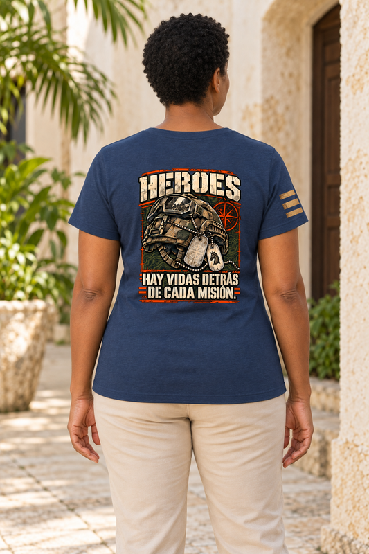 Mockup ilustrativo con modelo de IA: RIENDAS Héroes 001 | Hay vidas detrás de cada misión | Mujer, color Heather Navy, vista de espalda con estampado original.