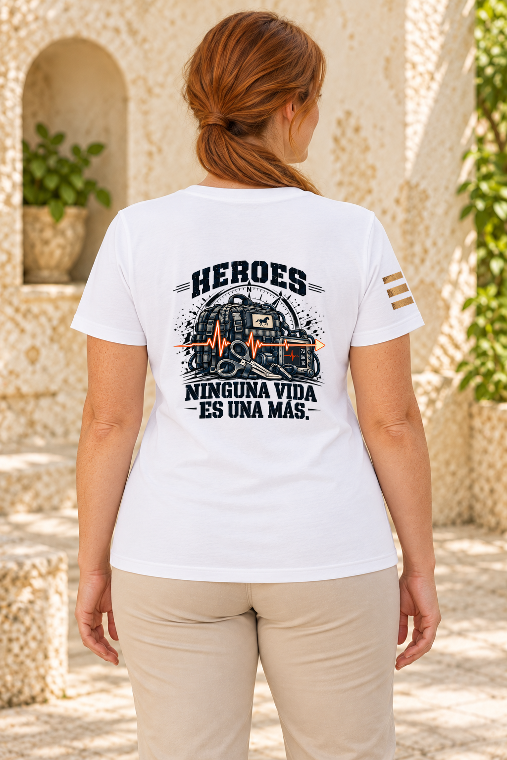 Mockup ilustrativo con modelo de IA: RIENDAS Héroes 003 | Mujer, color Solid White Blend, vista de espalda con estampado original.