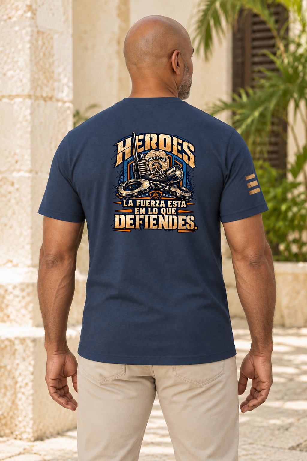 Mockup ilustrativo con modelo de IA: RIENDAS Héroes 004 | Guardia Firme | Hombre, color Midnight Navy, vista de espalda con estampado original.