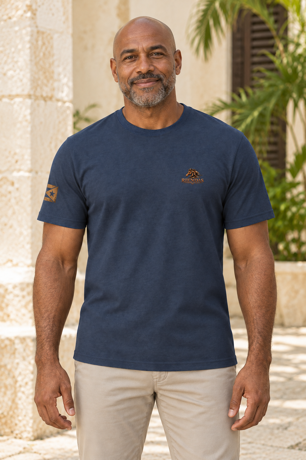 Mockup ilustrativo con modelo de IA: RIENDAS Héroes 004 | Guardia Firme | Hombre, vista frontal con logo RIENDAS pequeño en pecho izquierdo.