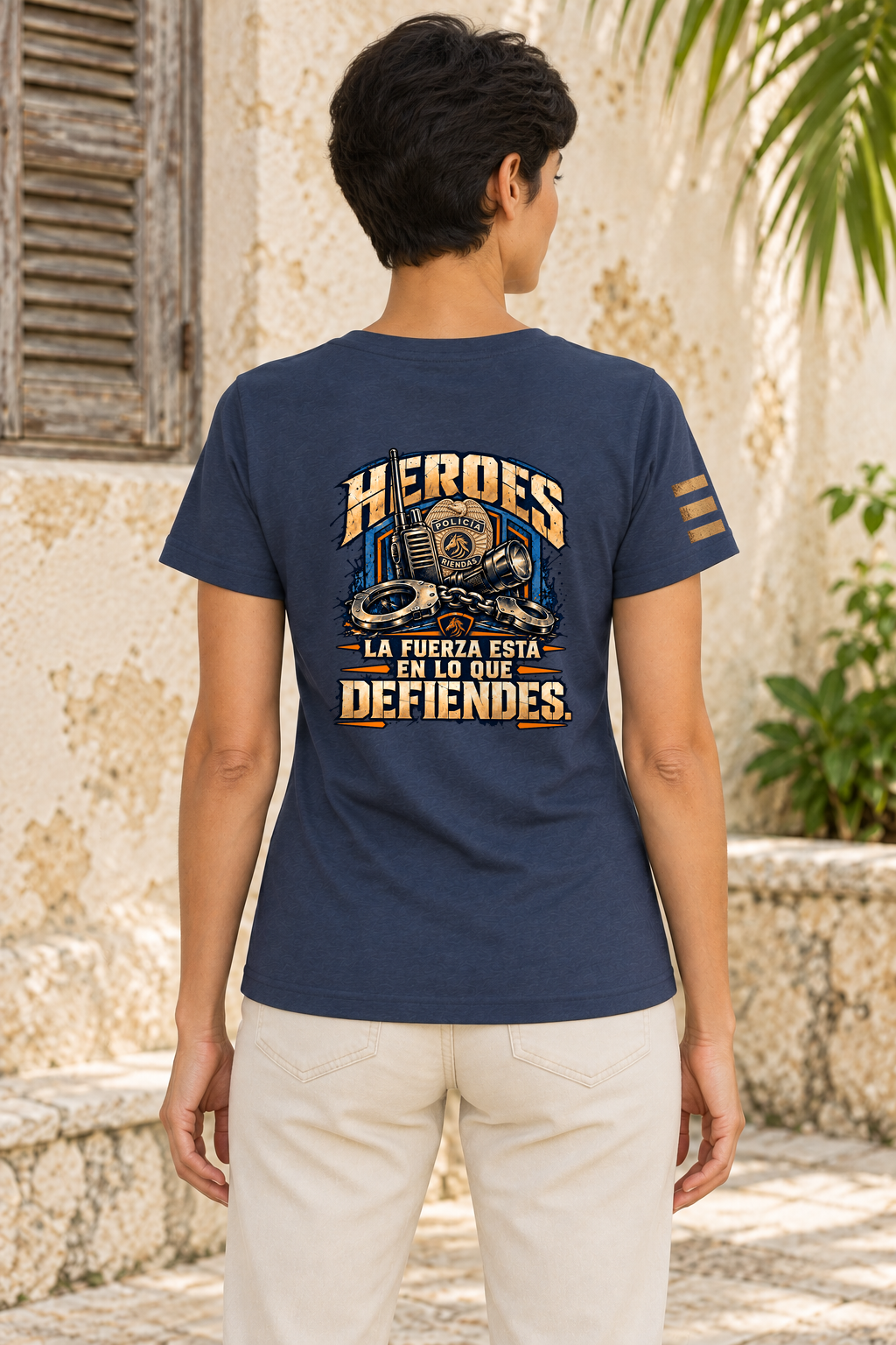 Mockup ilustrativo con modelo de IA: RIENDAS Héroes 004 | Guardia Firme | Mujer, color Heather Navy, vista de espalda con estampado original.
