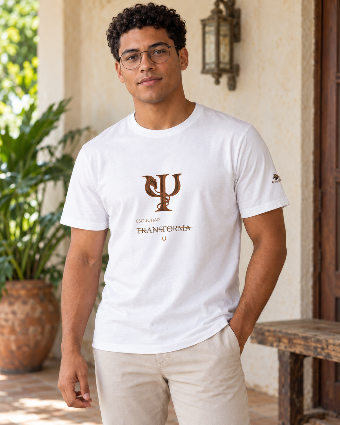 Persona generada con IA mostrando la camiseta blanca RIENDAS Psicología para hombre. Representación ilustrativa del diseño Escuchar transforma.