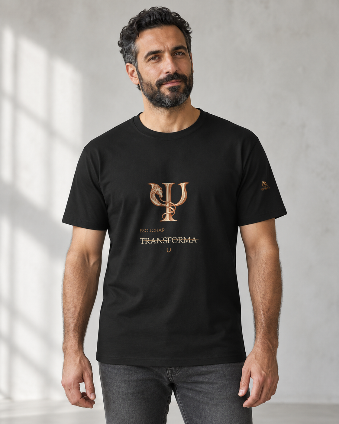 Persona generada con IA mostrando la camiseta negra RIENDAS Psicología para hombre. Representación ilustrativa del diseño Escuchar transforma.