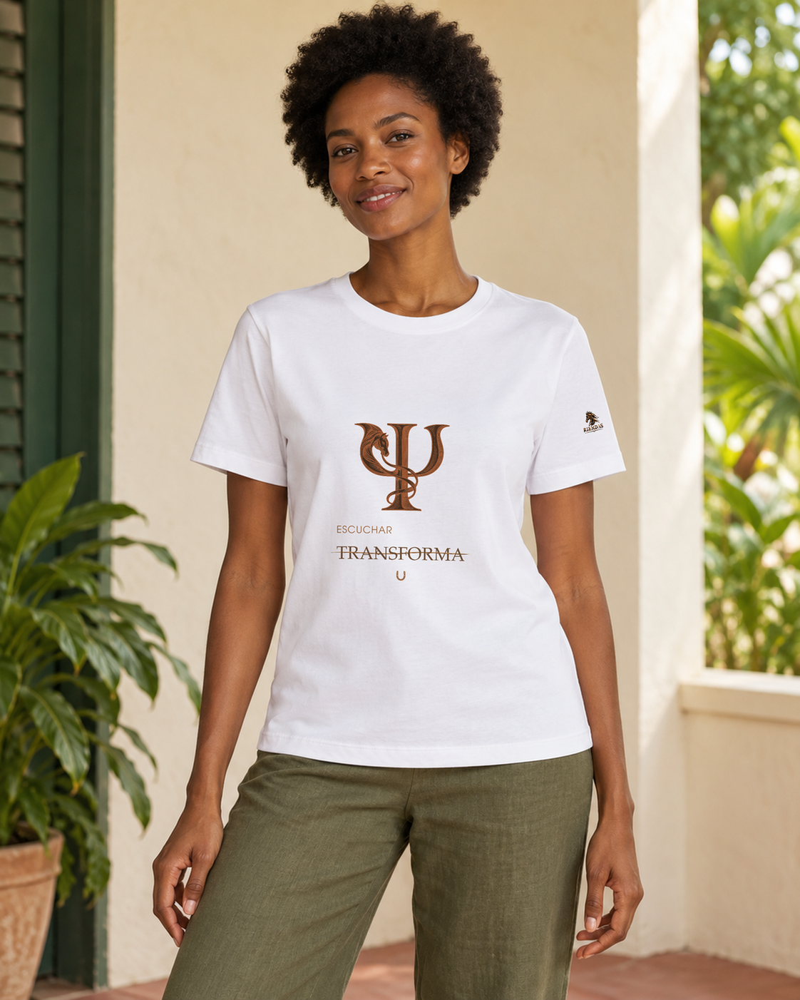 Persona generada con IA mostrando la camiseta blanca RIENDAS Psicología para mujer. Representación ilustrativa del diseño Escuchar transforma.