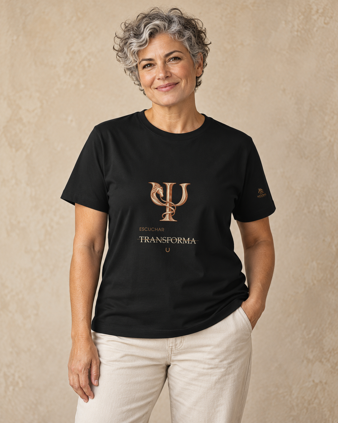 Persona generada con IA mostrando la camiseta negra RIENDAS Psicología para mujer. Representación ilustrativa del diseño Escuchar transforma.