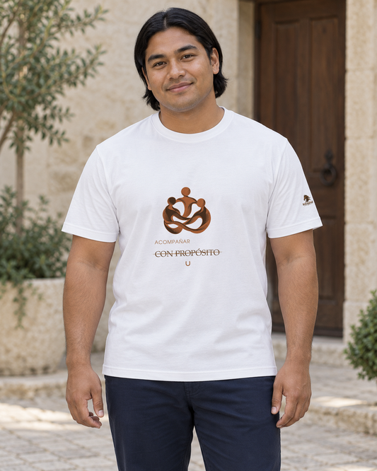 Persona generada con IA mostrando la camiseta blanca RIENDAS Trabajo Social para hombre. Representación ilustrativa del diseño Acompañar con propósito.