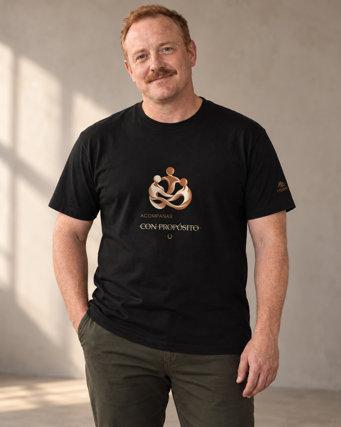Persona generada con IA mostrando la camiseta negra RIENDAS Trabajo Social para hombre. Representación ilustrativa del diseño Acompañar con propósito.