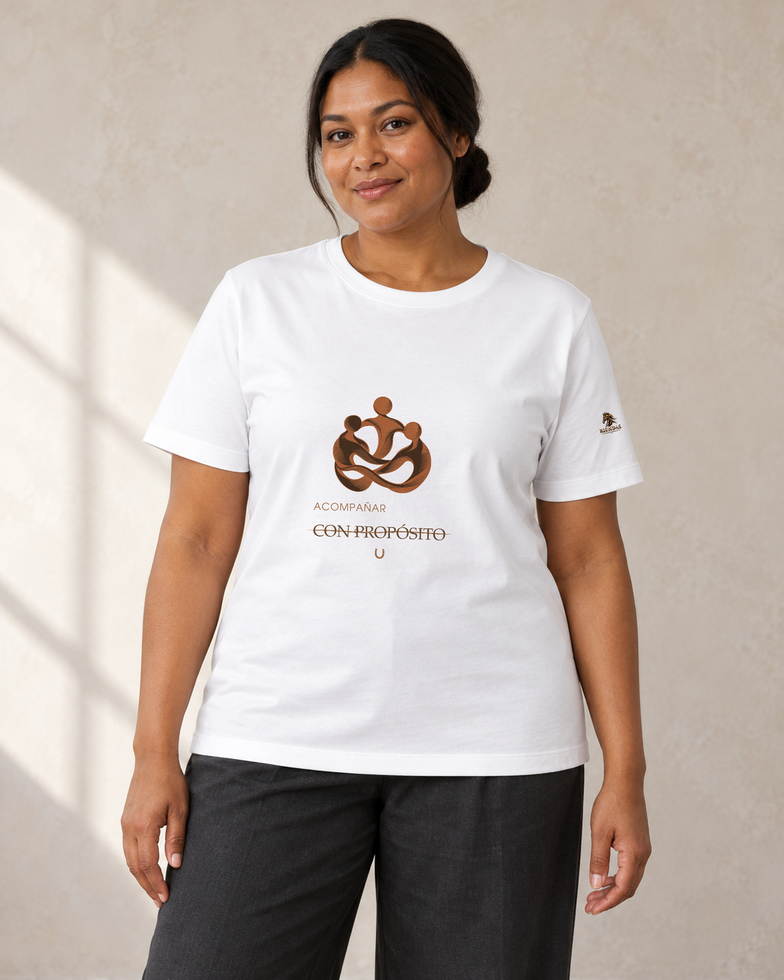 Persona generada con IA mostrando la camiseta blanca RIENDAS Trabajo Social para mujer. Representación ilustrativa del diseño Acompañar con propósito.
