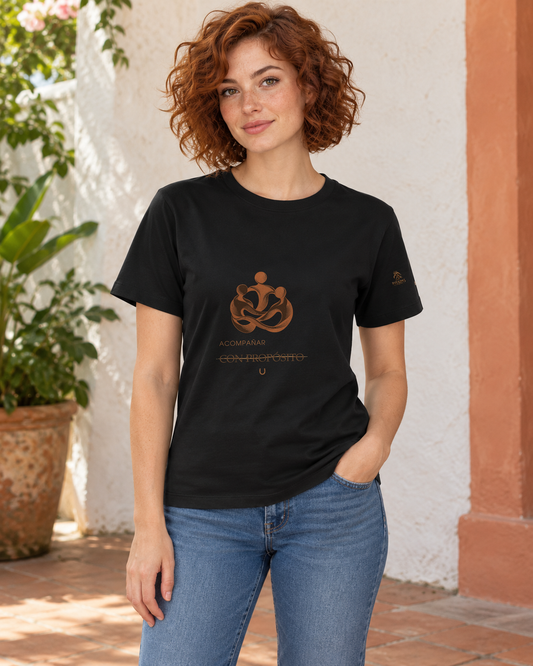 Persona generada con IA mostrando la camiseta negra RIENDAS Trabajo Social para mujer. Representación ilustrativa del diseño Acompañar con propósito.