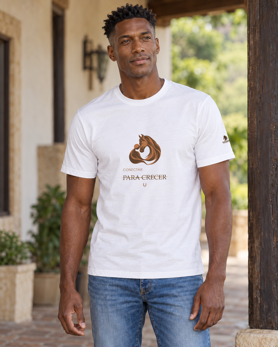 Persona generada con IA mostrando la camiseta blanca RIENDAS Asistencia con Caballos para hombre. Representación ilustrativa del diseño Conectar para crecer.