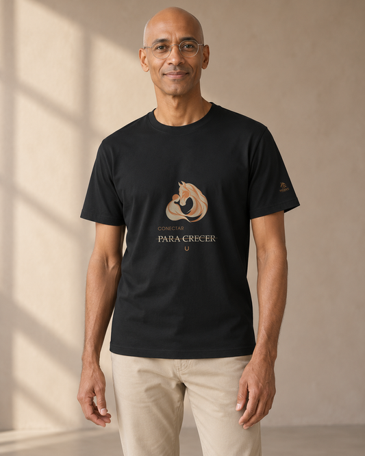 Persona generada con IA mostrando la camiseta negra RIENDAS Asistencia con Caballos para hombre. Representación ilustrativa del diseño Conectar para crecer.