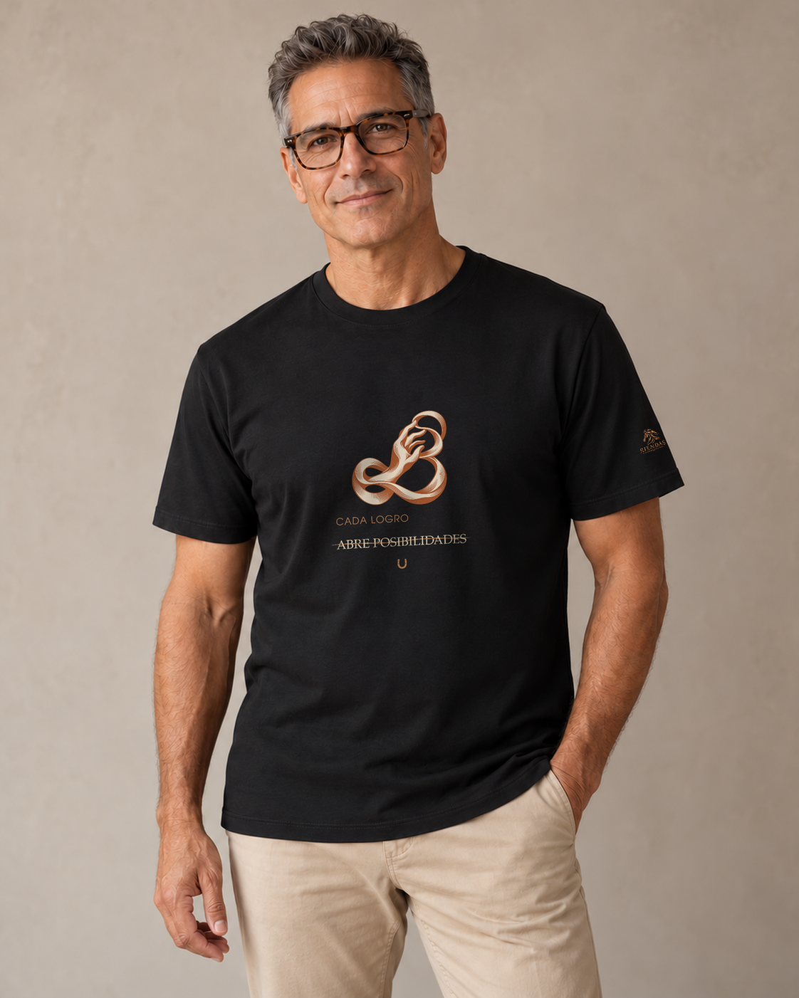 Persona generada con IA mostrando la camiseta negra RIENDAS Terapia Ocupacional para hombre. Representación ilustrativa del diseño Cada logro abre posibilidades.