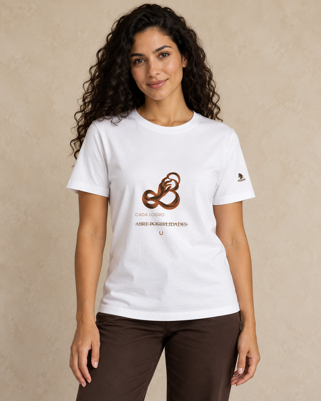 Persona generada con IA mostrando la camiseta blanca RIENDAS Terapia Ocupacional para mujer. Representación ilustrativa del diseño Cada logro abre posibilidades.