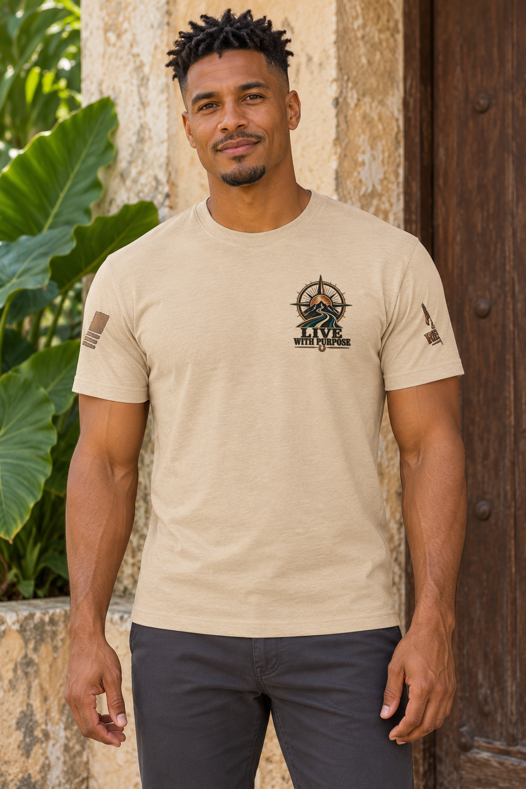 Camiseta Heather Tan de hombre RIENDAS ED.001 — mockup original con modelo de IA, vista frontal