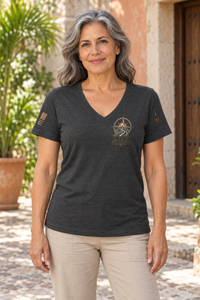 Camiseta Dark Grey Heather de mujer RIENDAS ED.001 LIVE WITH PURPOSE — mockup original con modelo de IA, vista frontal