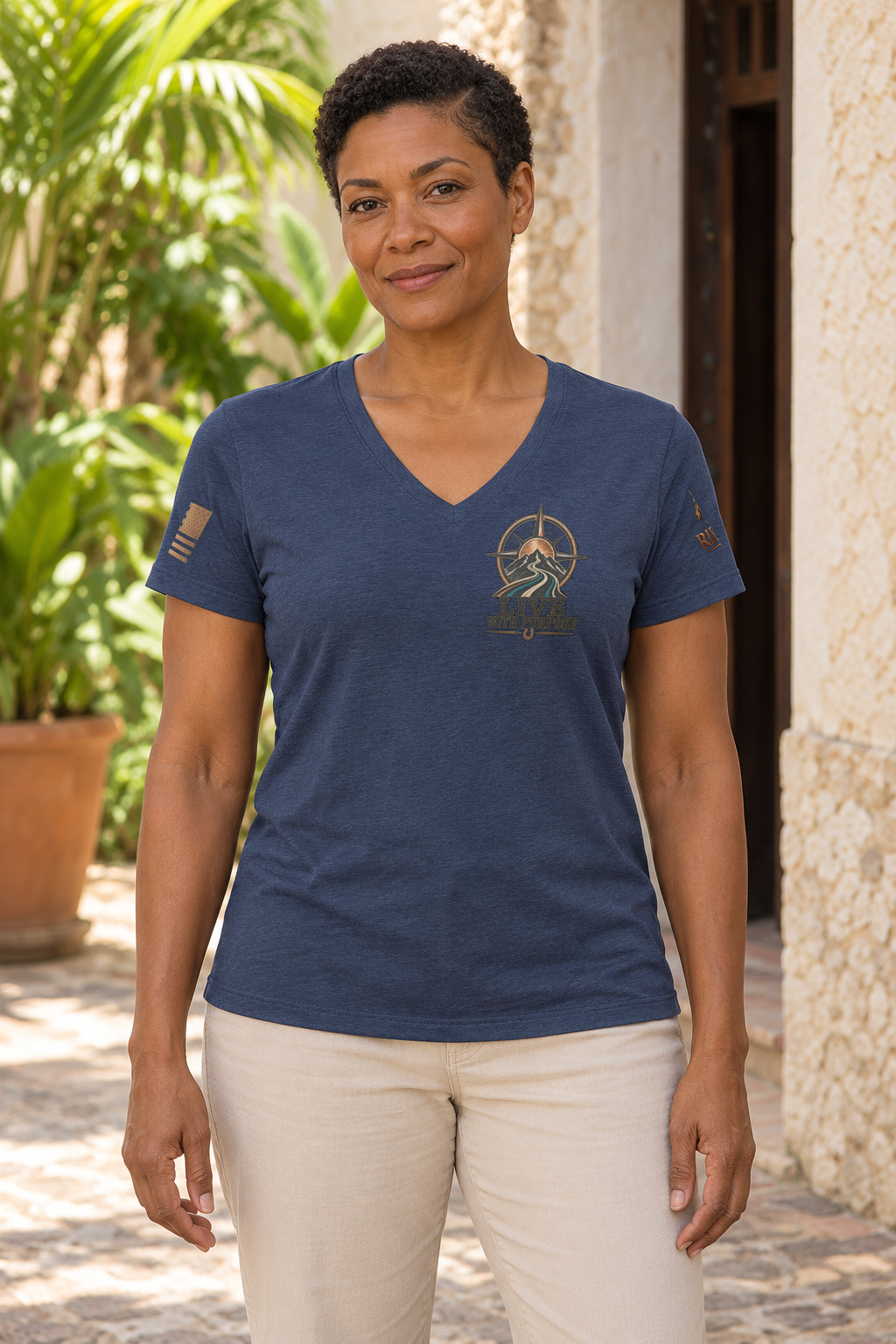 Camiseta Heather Navy de mujer RIENDAS ED.001 LIVE WITH PURPOSE — mockup original con modelo de IA, vista frontal