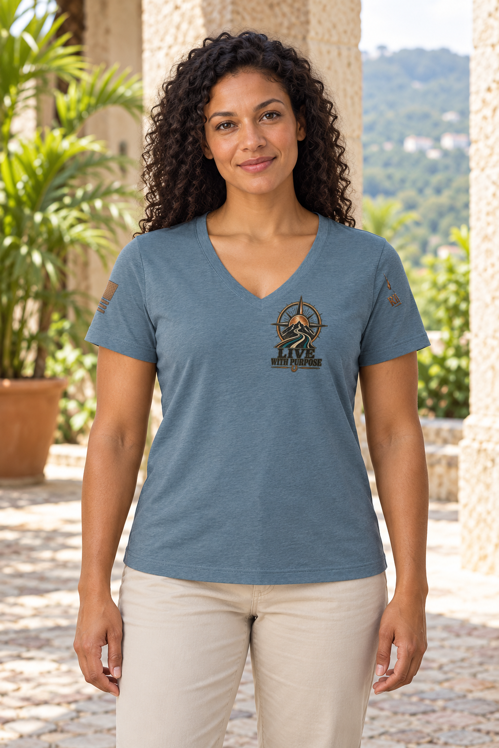 Camiseta Heather Slate de mujer RIENDAS ED.001 LIVE WITH PURPOSE — mockup original con modelo de IA, vista frontal
