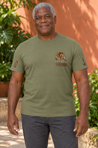 Camiseta Military Green de hombre RIENDAS ED.002 — mockup original con modelo de IA, vista frontal