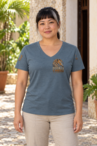 Camiseta Heather Slate de mujer RIENDAS ED.002 — mockup original con modelo de IA, vista frontal
