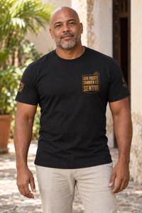 Camiseta Black de hombre RIENDAS ED.004 SER FUERTE TAMBIÉN ES SENTIR — mockup original con modelo de IA, vista frontal