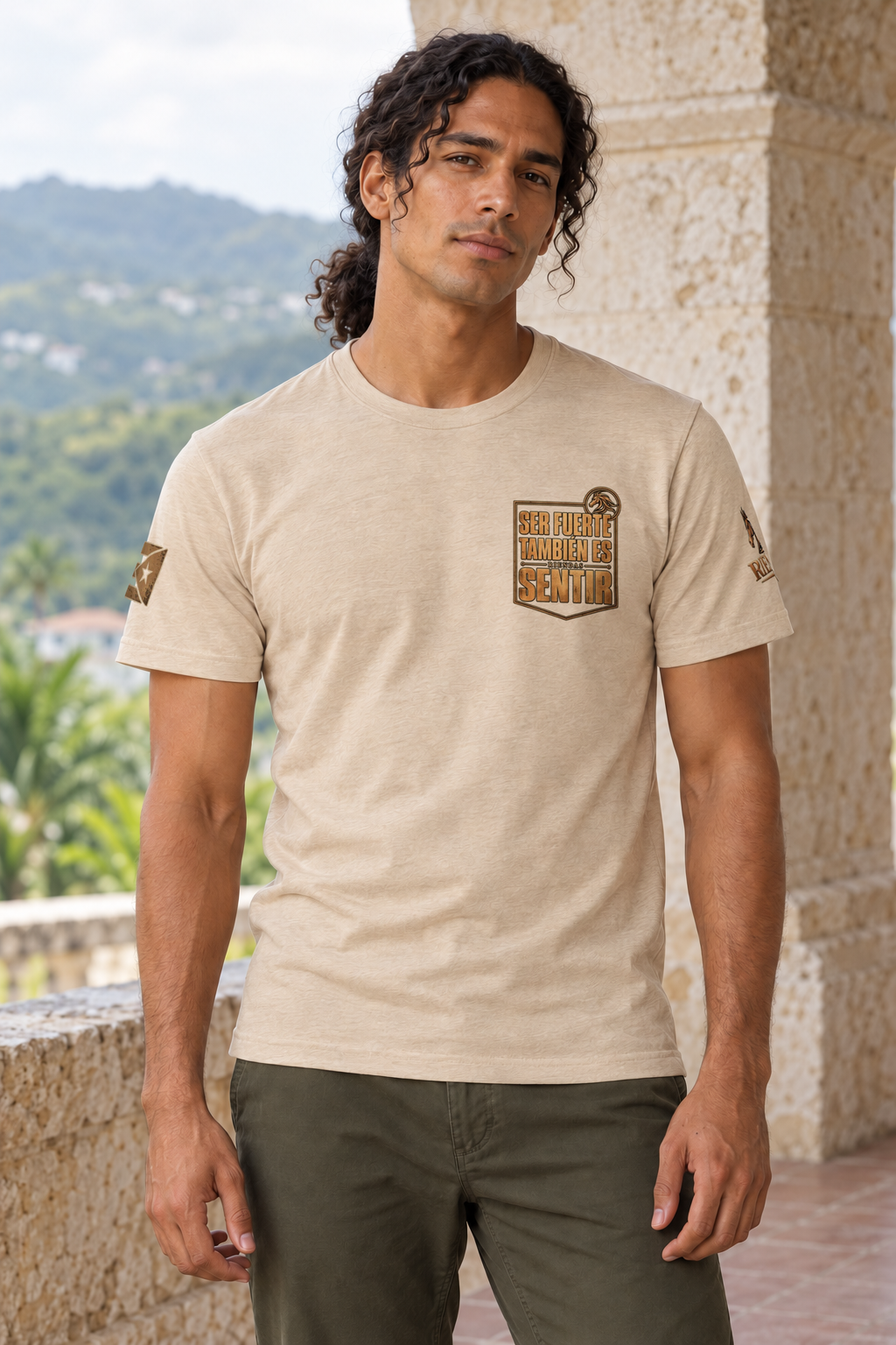 Camiseta Heather Tan de hombre RIENDAS ED.004 SER FUERTE TAMBIÉN ES SENTIR — mockup original con modelo de IA, vista frontal