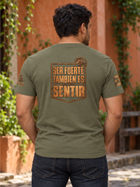 Camiseta Military Green de hombre RIENDAS ED.004 SER FUERTE TAMBIÉN ES SENTIR — mockup con modelo, vista trasera