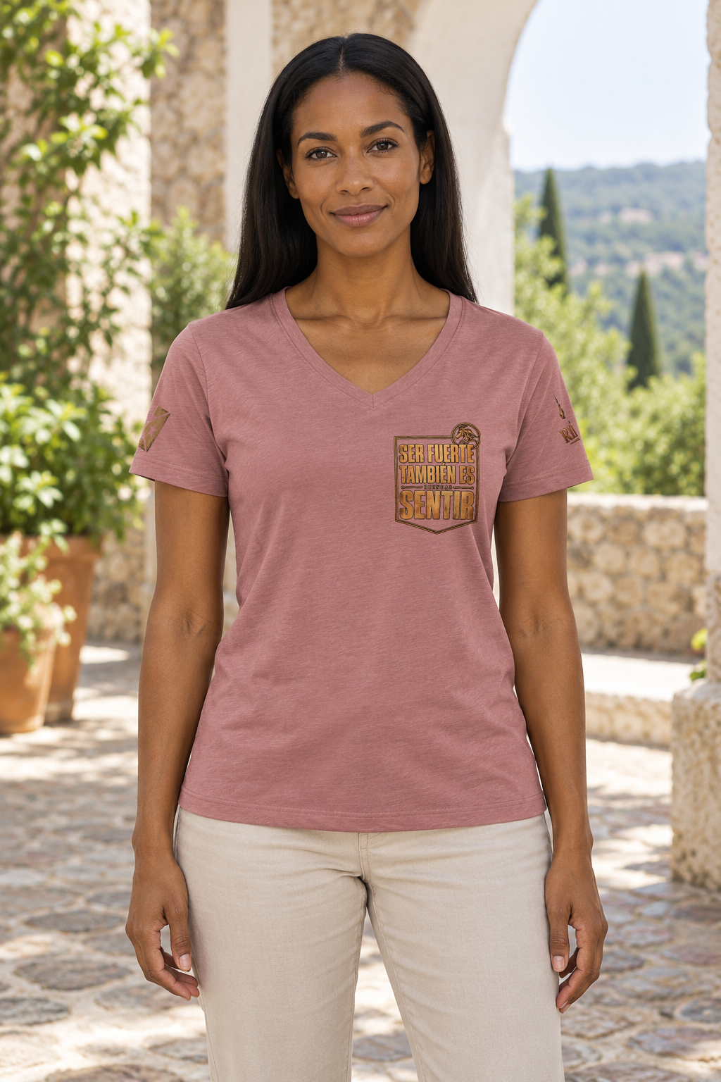 Camiseta Heather Mauve de mujer RIENDAS ED.004 — mockup original con modelo de IA, vista frontal