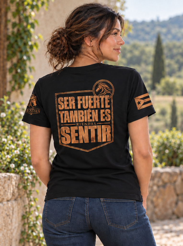Camiseta Solid Black Blend de mujer RIENDAS ED.004 SER FUERTE TAMBIÉN ES SENTIR — mockup con modelo, vista trasera