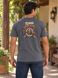 Camiseta Dark Heather Gray de hombre RIENDAS ED.005 TOMA DIRECCIÓN — mockup con modelo, vista trasera