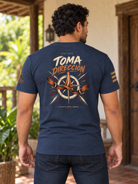 Camiseta Midnight Navy de hombre RIENDAS ED.005 TOMA DIRECCIÓN — mockup con modelo, vista trasera
