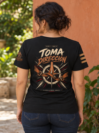 Camiseta Solid Black Blend de mujer RIENDAS ED.005 TOMA DIRECCIÓN — mockup con modelo, vista trasera